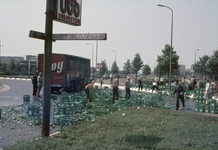 117446 Afbeelding van een vrachtwagen die zijn lading kratten met flessen frisdrank verloren heeft op het Anne ...